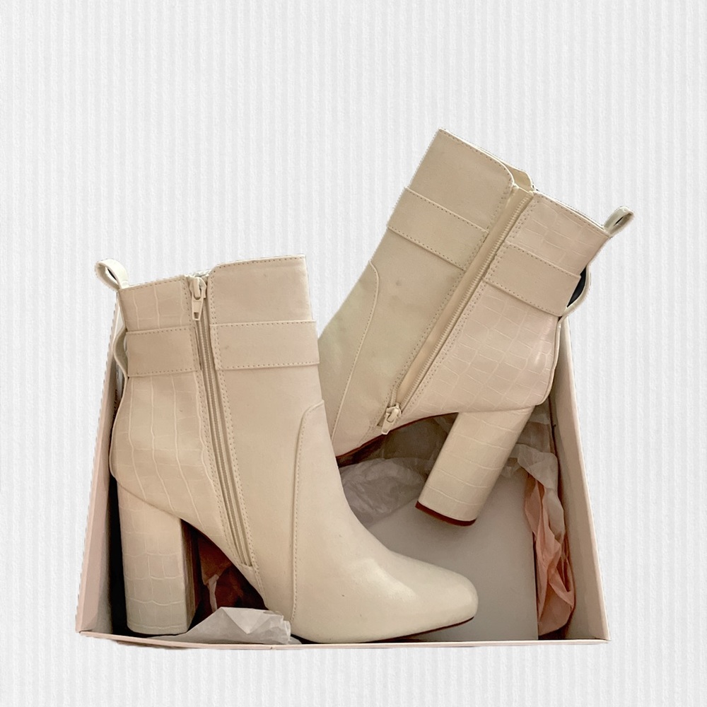 Women’s 10 Faux Suede / Alligator White Ankle Boot